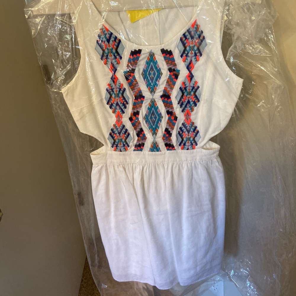 Cut-out, lined, white dress with zipper.